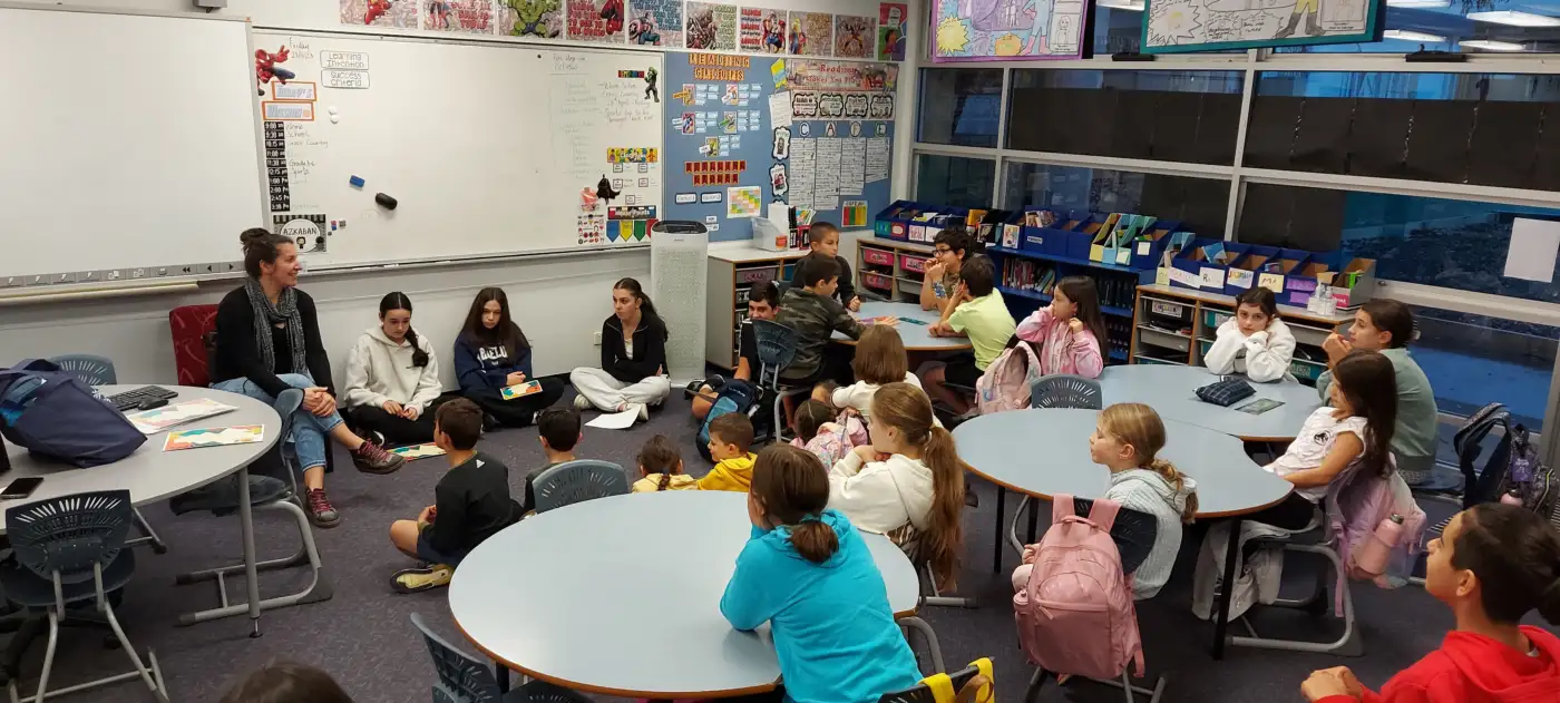 Ολοι οι μαθητές ακούνε το παραμύθι Το Νησί του Θησαυρού