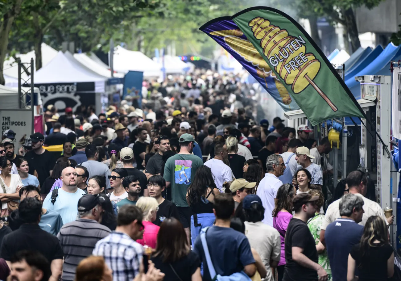 4 Crowds on Lonsdale Street